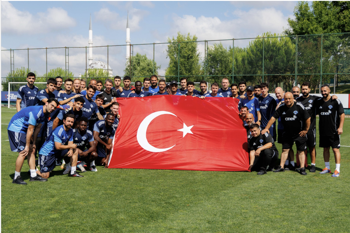 Kasımpaşa antrenman öncesi Türk Bayrağı açtı